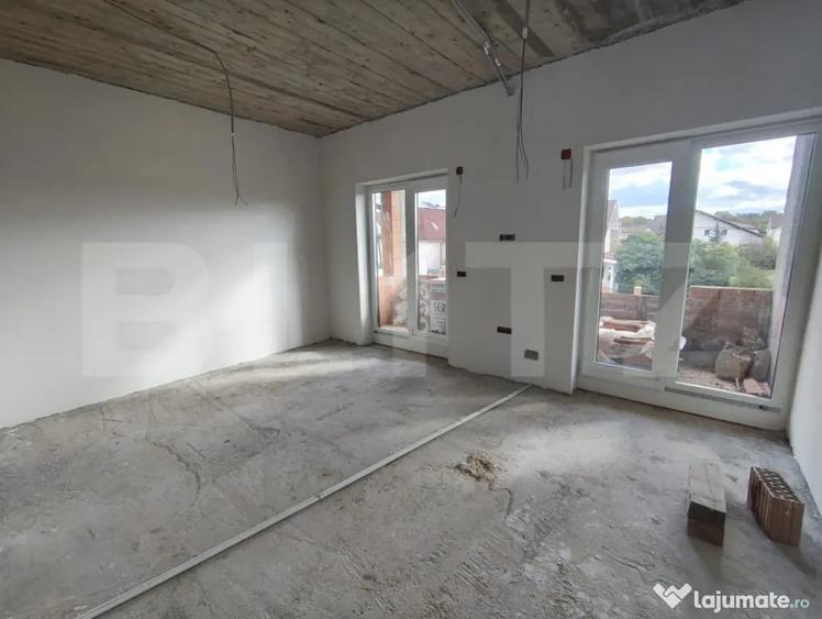 Casă cu 7 camere cu Teren 980 Mp în Sânmartin