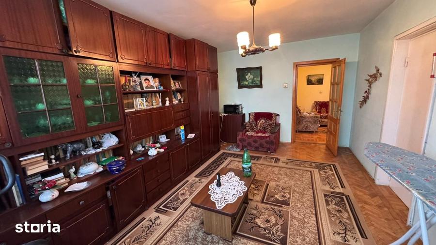 Apartament cu 3 camere decomandat în Cornișa