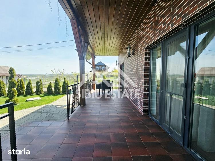 Casă cu 5 camere cu Teren 670 Mp în Roșia