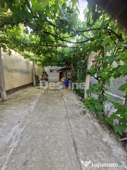 Casă cu 7 camere cu Teren 660 Mp în Central