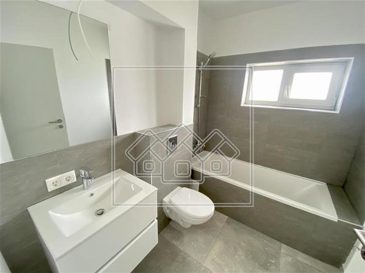 Penthouse cu 3 camere nedecomandat în Exterior Vest