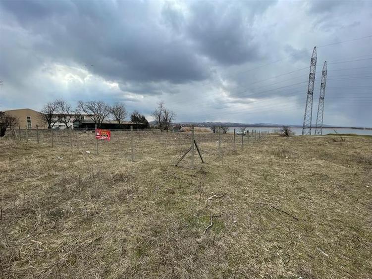 Teren Construcții intravilan de 9000 mp, în Vest