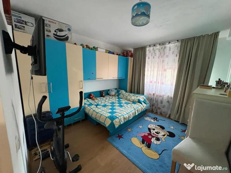 Apartament cu 3 camere semidecomandat în Florești