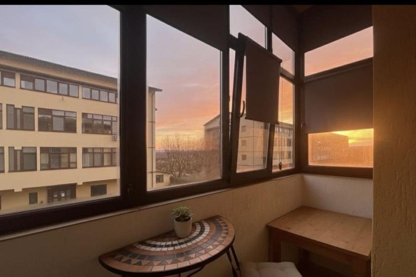 Apartament cu 3 camere semidecomandat în Valea Adâncă