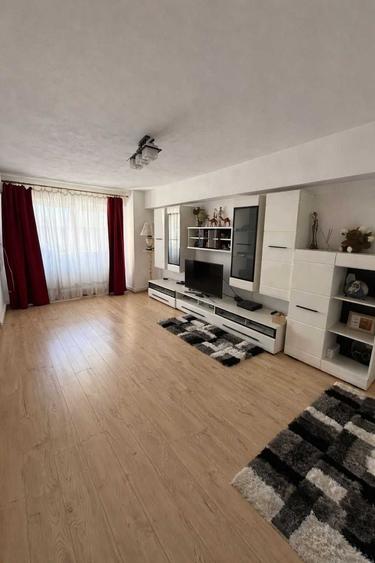 Apartament cu 4 camere decomandat, mobilat în Central