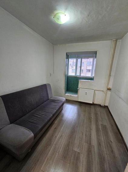 Apartament cu 3 camere semidecomandat în Rahova