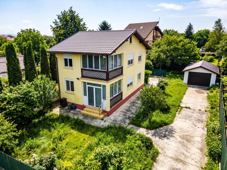 Casă individuală cu 5 camere cu Teren 891 Mp în Central