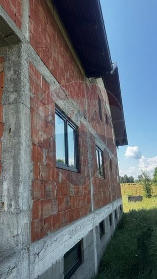 Casă individuală cu 6 camere cu Teren 1000 Mp în Costâna