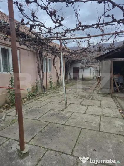 Casă cu 5 camere cu Teren 1025 Mp în Central