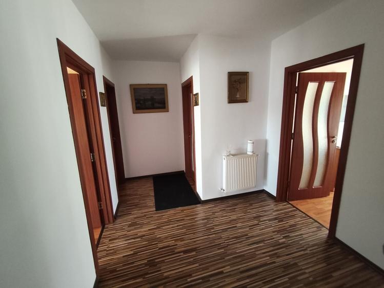 Casă cu 4 camere în Exterior Vest