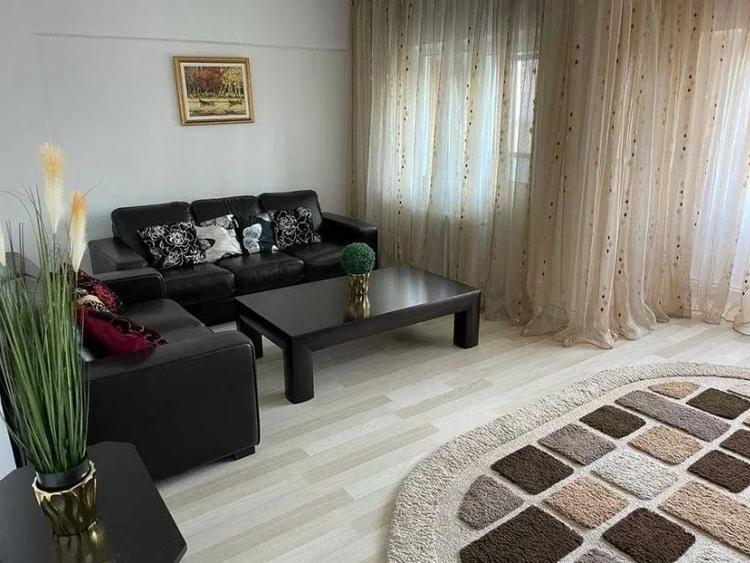 Apartament cu 3 camere decomandat, mobilat în Nicolina