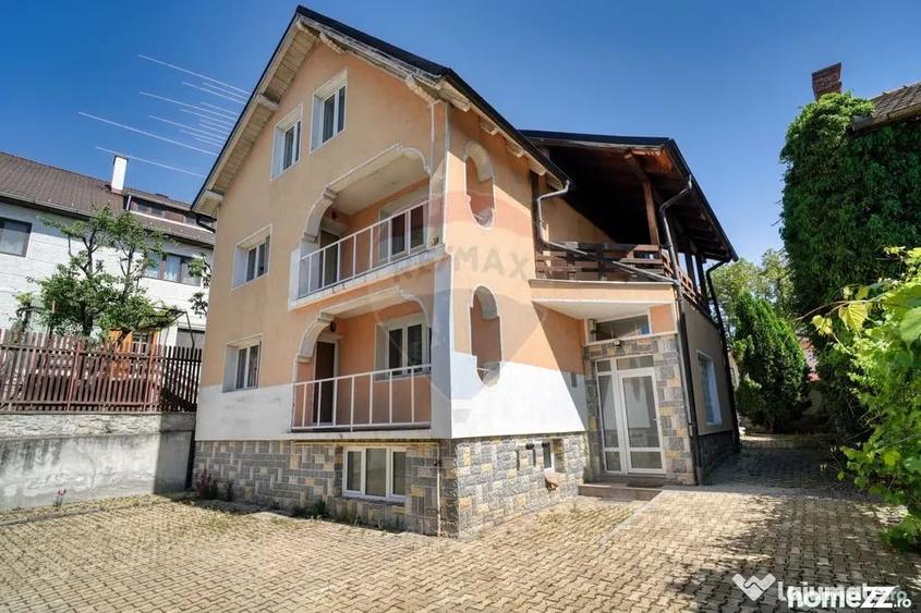 Casă cu 10 camere cu Teren 710 Mp în Central