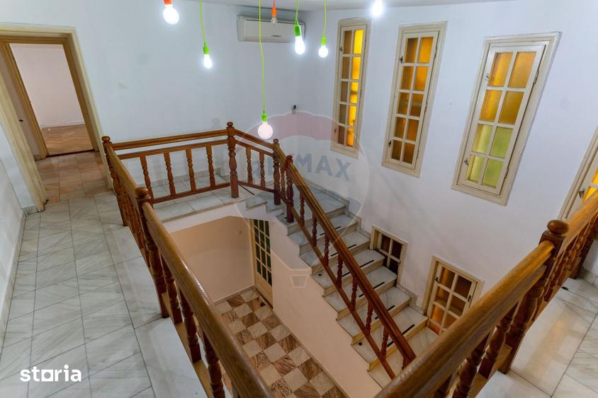 Casă cu 6 camere cu Teren 404 Mp în Centru Vechi