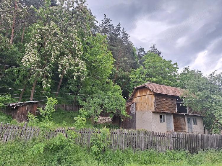 Casă cu 2 camere cu Teren 350 Mp în Cătina