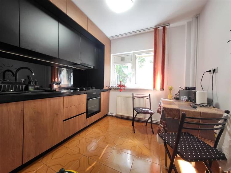 Apartament cu 3 camere decomandat în Titan