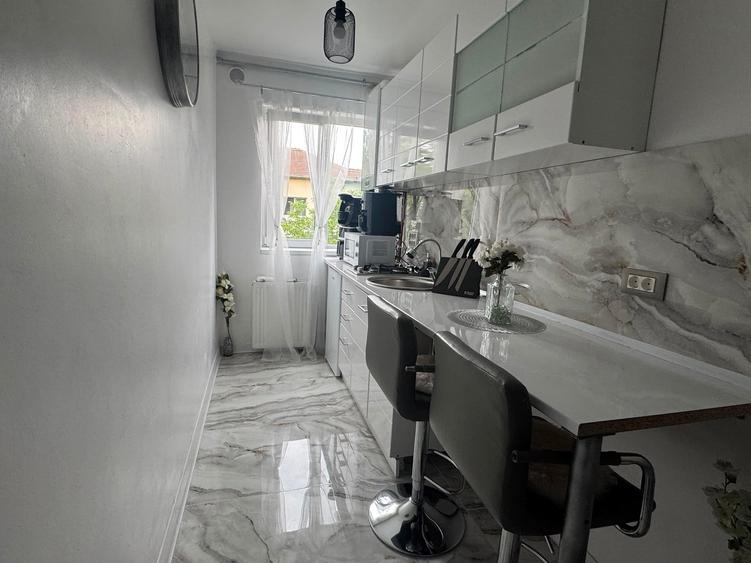 Apartament cu 3 camere semidecomandat în Spitalul Județean