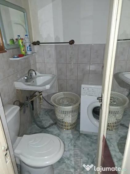 Apartament cu 4 camere decomandat în Coman