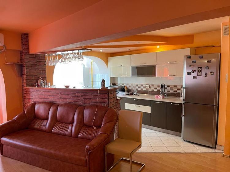 Apartament cu 3 camere decomandat în Buzaului