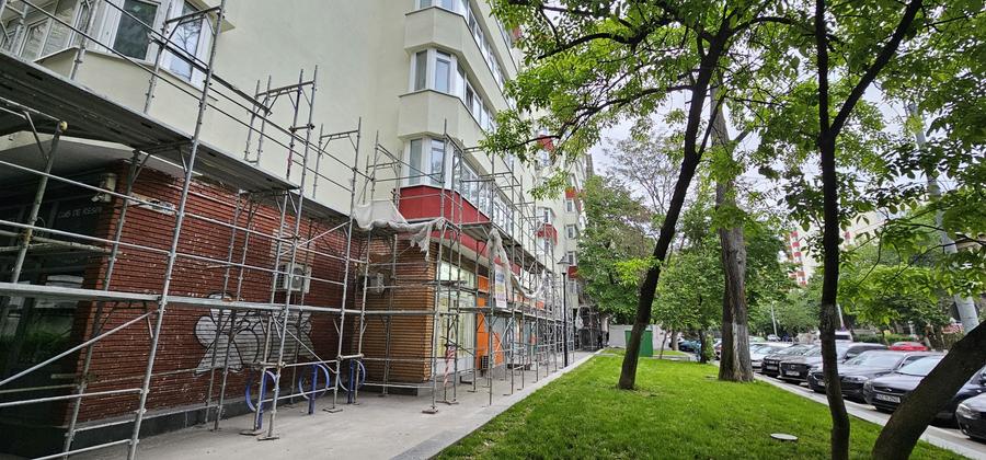 Apartament cu 4 camere semidecomandat în Olteniței