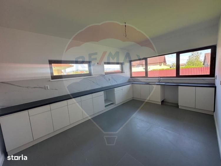 Casă cu 4 camere cu Teren 718 Mp în Central