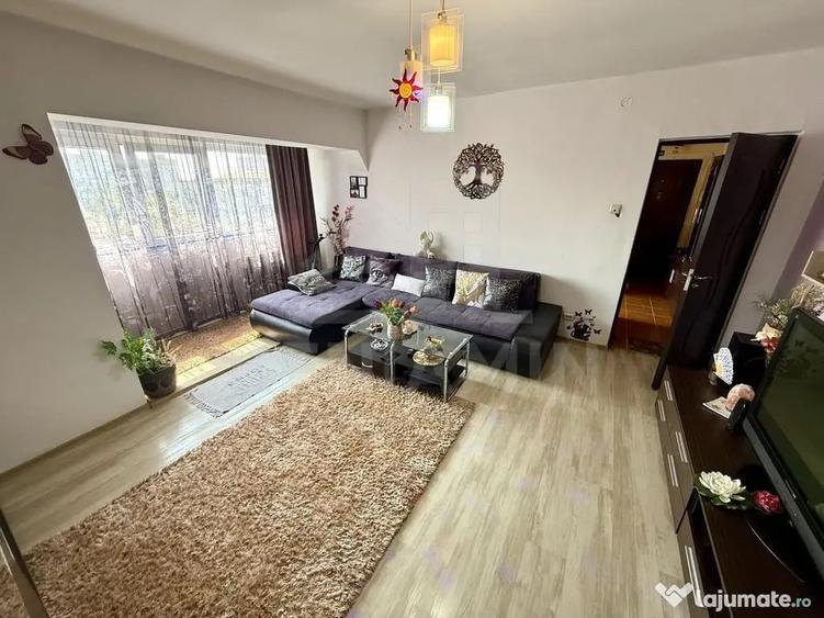 Apartament cu 3 camere semidecomandat în Craiovița Nouă