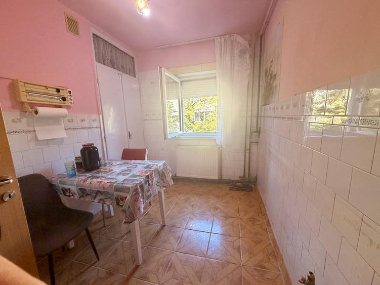 Apartament cu 3 camere semidecomandat în Aradului