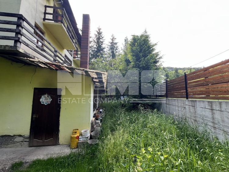 Casă individuală cu 8 camere cu Canalizare în Sucevița