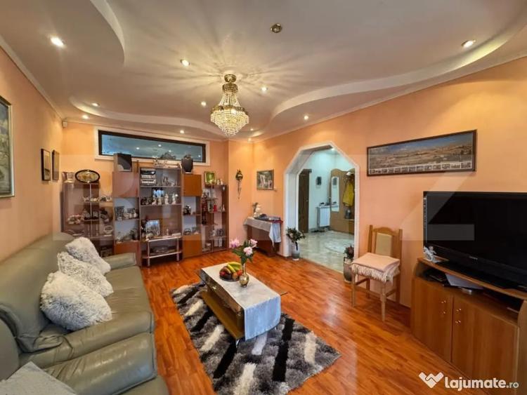 Casă cu 9 camere cu Teren 303 Mp în Central