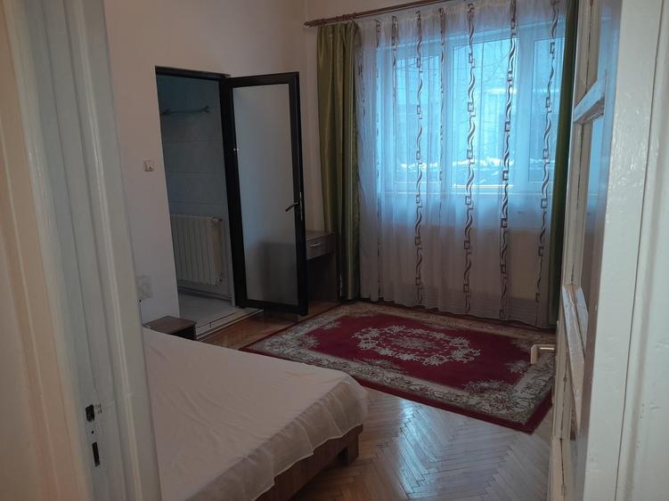 Apartament cu 3 camere semidecomandat, mobilat în Tineretului