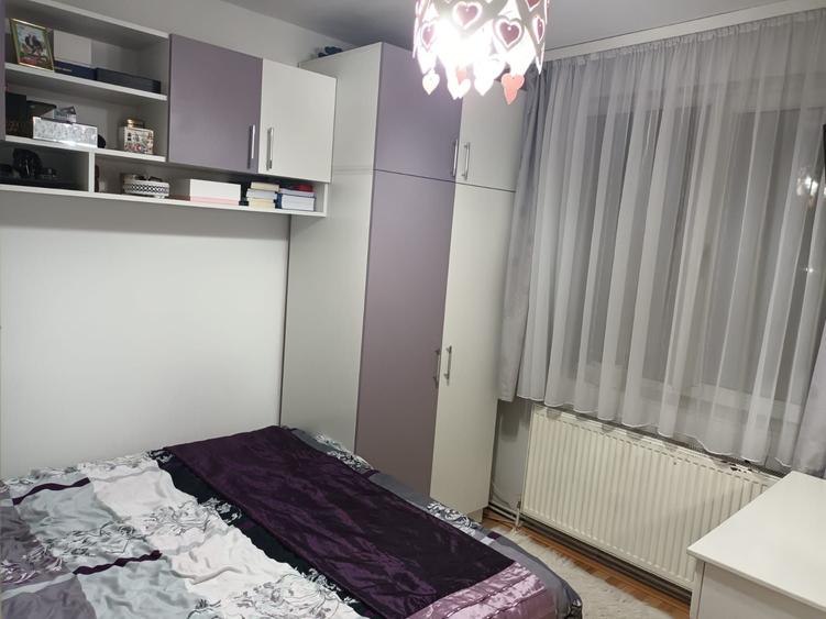Apartament cu 3 camere semidecomandat în Exterior Vest