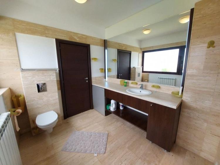 Casă individuală cu 6 camere cu Canalizare în Central