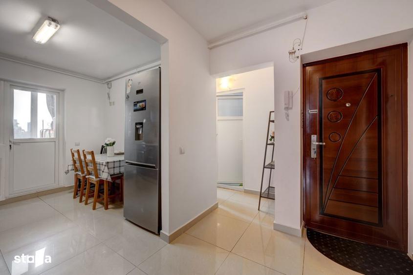 Apartament cu 3 camere semidecomandat, mobilat în Apărătorii Patriei