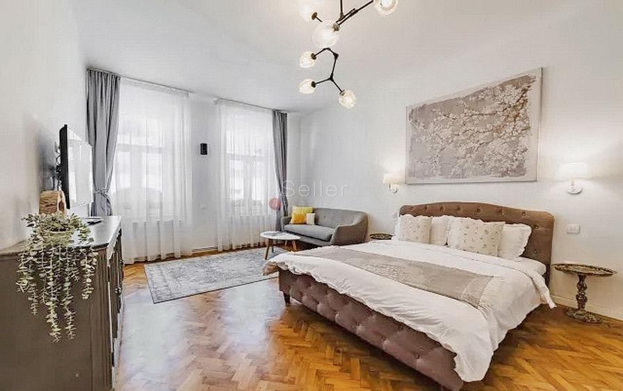 Casă individuală cu 6 camere cu Canalizare în Centrul Istoric