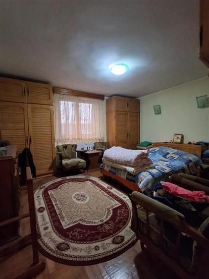 Casă individuală cu 7 camere cu Canalizare în Central