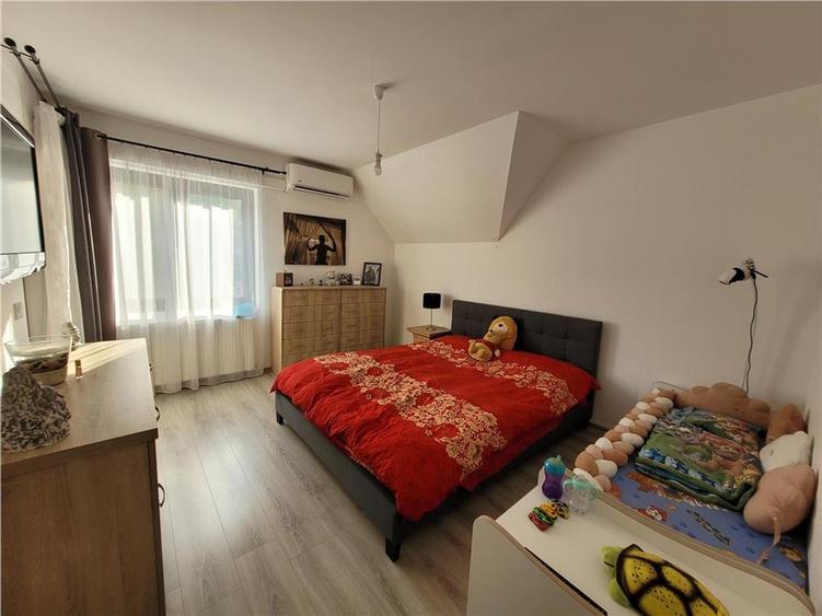 Duplex cu 5 camere cu Canalizare în Corunca