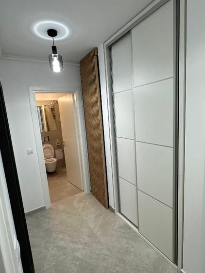 Apartament cu 3 camere decomandat în Tractorul