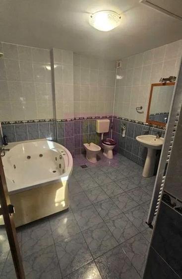 Apartament cu 4 camere decomandat în Dristor
