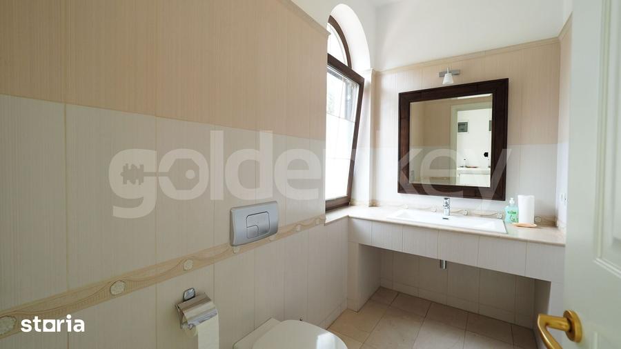 Casă cu 6 camere cu Teren 700 Mp în Central