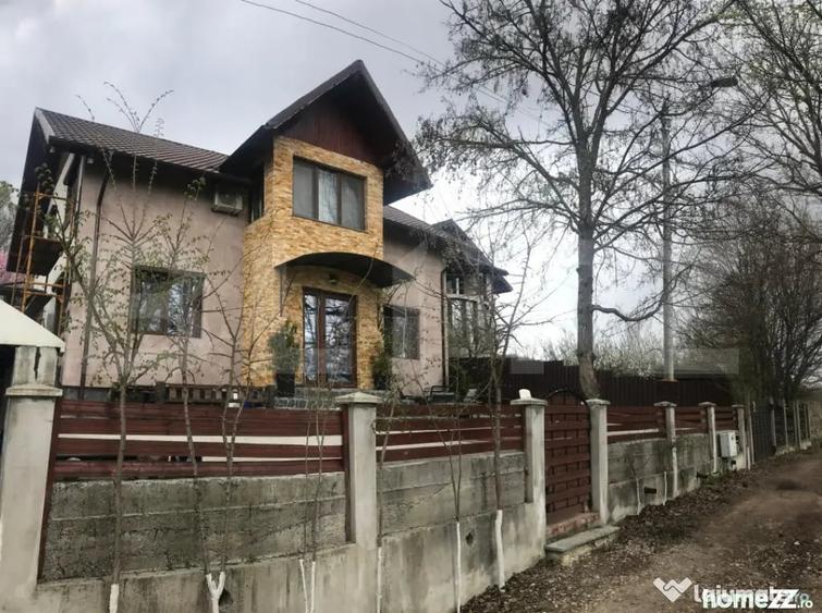 Casă cu 8 camere cu Teren 774 Mp în Central
