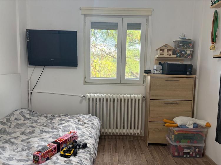 Apartament cu 3 camere semidecomandat, mobilat în Alexandru Obregia