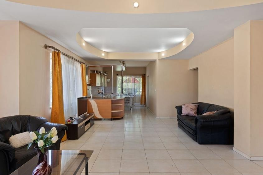 Apartament cu 3 camere decomandat, mobilat în Intim