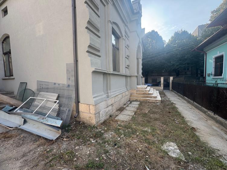 Casă individuală cu 4 camere cu Teren 400 Mp în Central