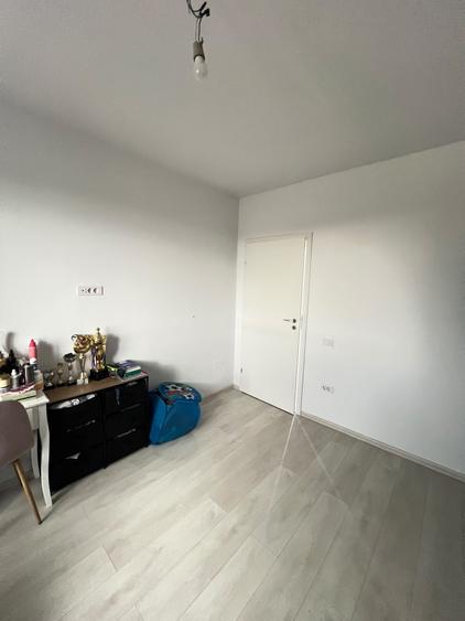 Apartament cu 3 camere semidecomandat în Baicului