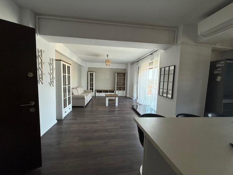 Apartament cu 3 camere decomandat, mobilat în Stadion
