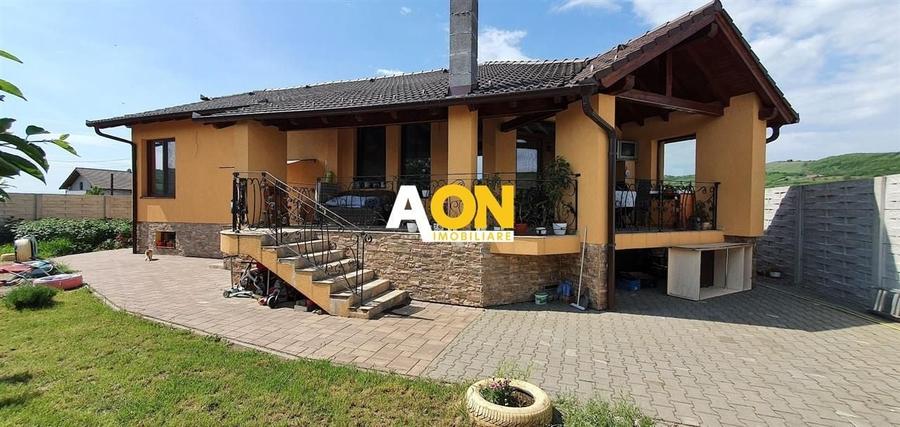 Casă individuală cu 6 camere cu Canalizare în Șard