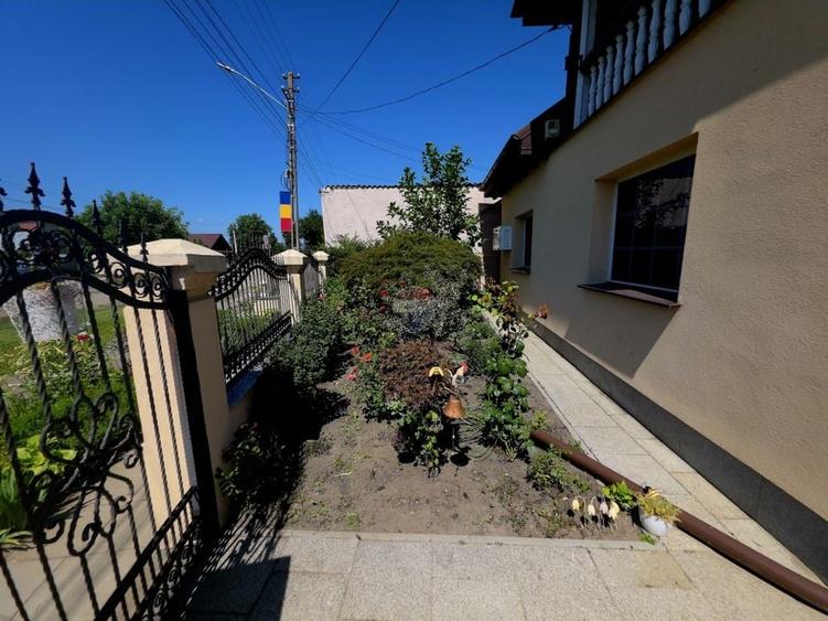 Casă individuală cu 3 camere cu Teren 2836 Mp în Zănești