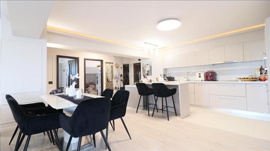 Penthouse cu 3 camere decomandat, mobilat în Palat