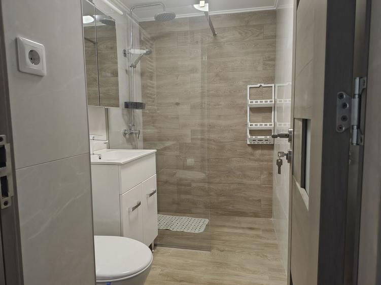 Apartament cu 3 camere semidecomandat, mobilat în Cantemir
