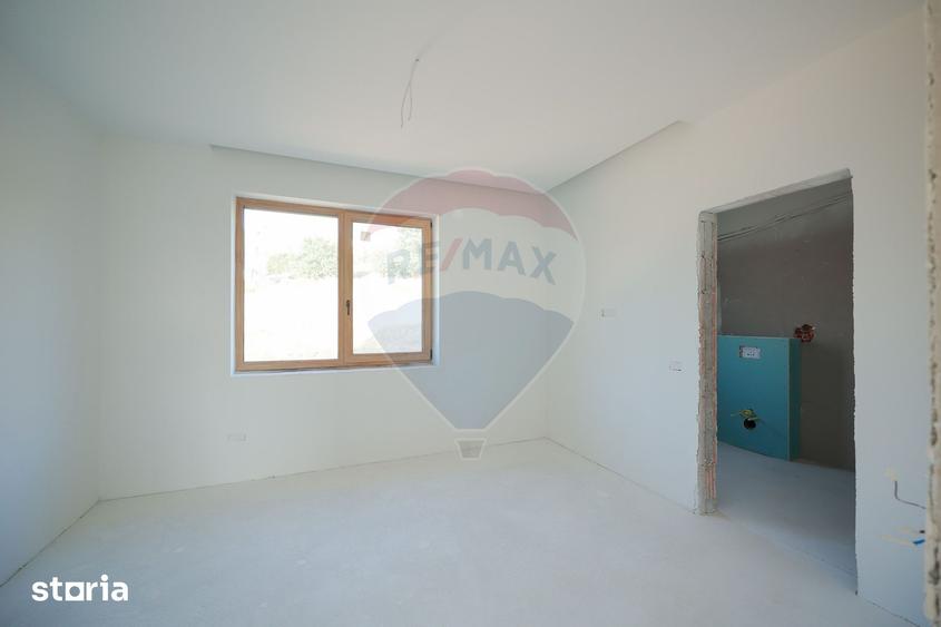 Casă cu 6 camere cu Teren 700 Mp în Iorga