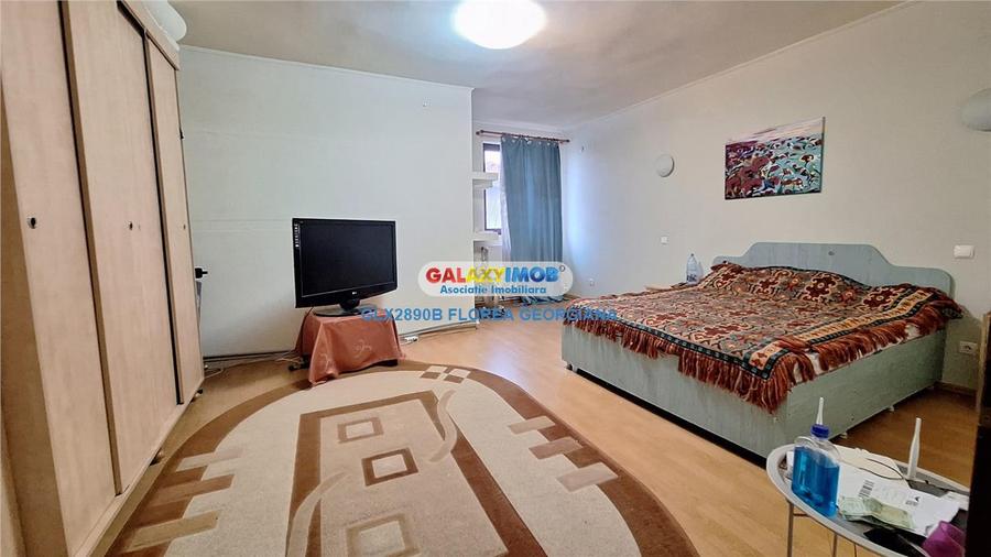 Casă cu 8 camere cu Garaj în Odăi